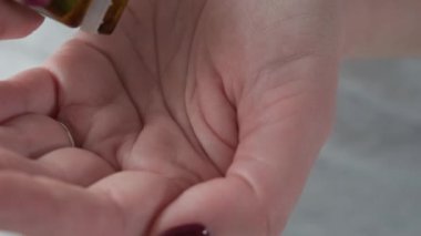 Yeşil baş ağrısı hapı ya da kadın elinde ağrı kesici kullanan bir kadın. İlaç, sağlık, eczane ve tedavi konsepti almak. Seçici odak