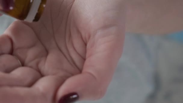 Женщина Принимающая Гастрит Язву Желудка Капсулу Изжоги Наливающую Таблетки Бутылки — стоковое видео