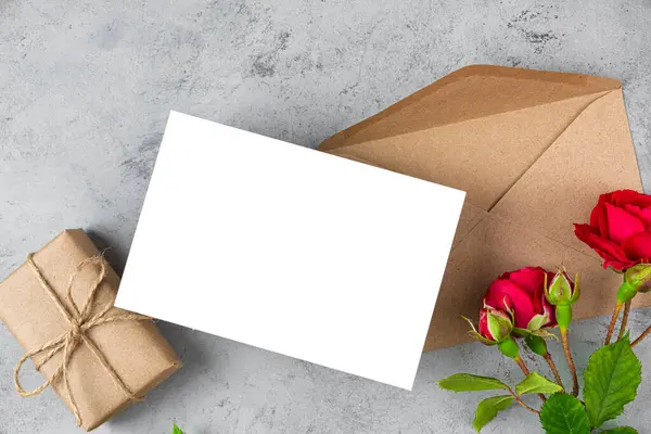 Bröllopsinbjudan Tomma Gratulationskort Med Röda Ros Blommor Och Presentförpackning Grå — Stockfoto