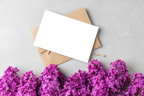 Tarjeta Felicitación Blanco Con Flores Lila Púrpura Sobre Fondo Gris — Foto de Stock