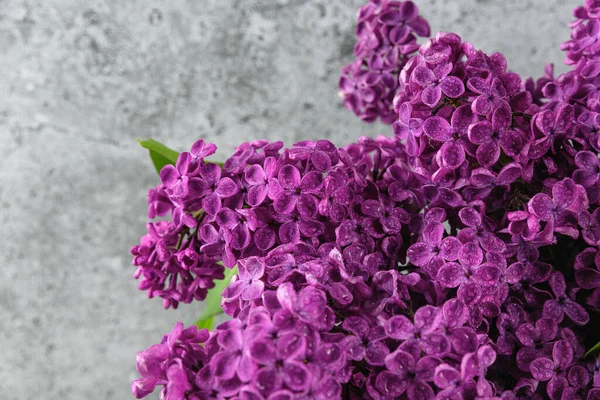 Close Van Lilac Bloemen Boeket Met Waterdruppels Grijze Achtergrond Huwelijkskaart — Stockfoto
