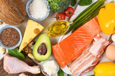 Düşük karbonhidratlı diyet yiyecekler. Protein kaynakları, sağlıklı yağlar, karbonhidratlar. Üst Manzara. Balık, et, sebze, meyve, fındık, ketojenik diyet için yumurta
