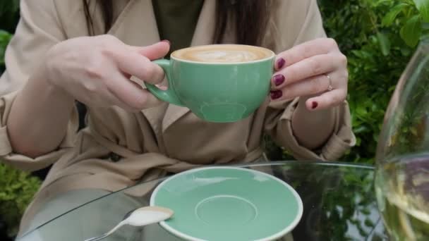 Bir Kadın Kahve Kapuçino Içiyor Kahvehanede Kafede Latte Içiyor Kaldırımdaki — Stok video