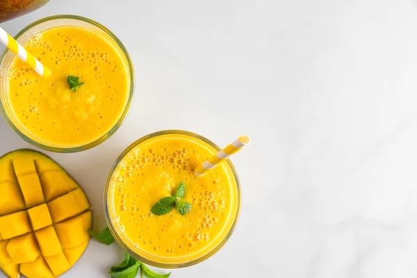 Frullato Mango Bicchieri Con Menta Frutta Fresca Paglia Bevanda Tropicale Fotografia Stock