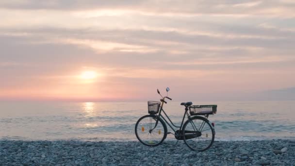 Rower Wybrzeżu Morza Zachodzie Słońca Rower Stojący Plaży Nad Oceanem — Wideo stockowe