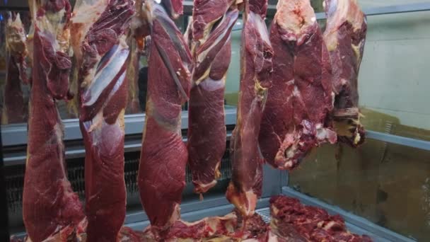 Ωμό Κρέας Στην Αγορά Τροφίμων Σφάγια Αρνιού Κρεμασμένα Αγκίστρια Ψυγείο — Αρχείο Βίντεο
