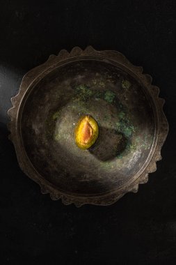 Siyah arka plandaki ışık ışınında klasik kasede taze eriğin yaratıcı sanatsal çekimi. Üst Manzara. Minimum çekim. Dikkat çekmeden. düşey yönelim