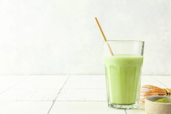 Bicchiere Cappuccino Matcha Verde Freddo Con Una Cannuccia Sfondo Piastrelle Foto Stock
