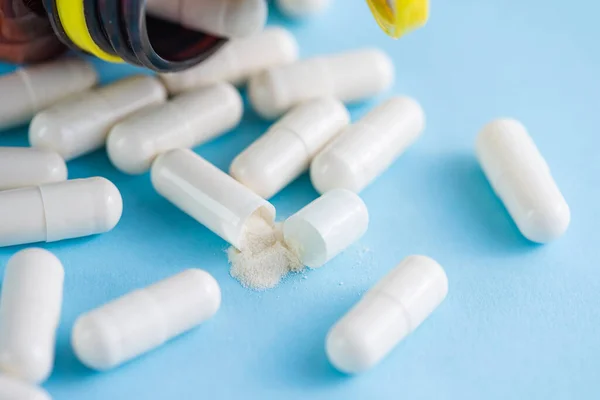 Fehér Kapszula Kollagénnel Kék Hátterű Gyógyszeres Palackkal Táplálkozási Kiegészítő Gyógyszer — Stock Fotó