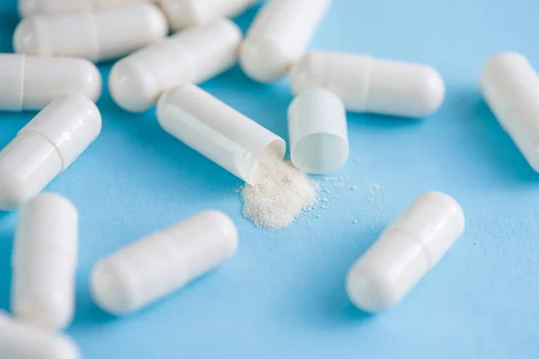 Fehér Kapszula Kollagénnel Kék Alapon Táplálkozási Kiegészítő Gyógyszer Ízületek Védelmére — Stock Fotó