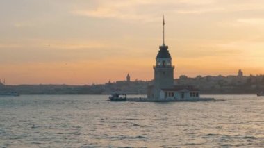 Günbatımında İstanbul, Marmara denizi, İstanbul ve Türkiye 'deki Bakireler Kulesi. Şehrin Asya bölgesinin ünlü bir simgesi olan güzel bir manzara. Seyahat hedefi