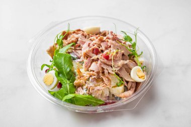 Pakette sağlıklı pişmiş jambon salatası ya da beyaz arka planda yiyecek teslimatı var. Beslenme çantasında yemek. Kapat.