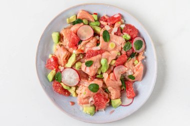 Taze ev yapımı Şili somon ceviche greyfurt, avokado, turp, soğan ve naneli. Sağlıklı diyet yemekleri. en üstteki görünüm