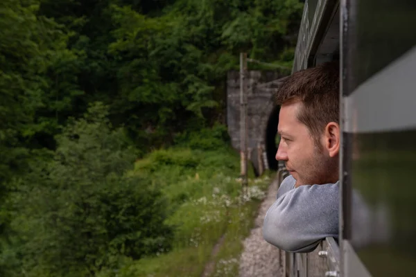 Hombre Atractivo Viajando Por Ferrocarril Través Los Balcanes Hombre Joven —  Fotos de Stock