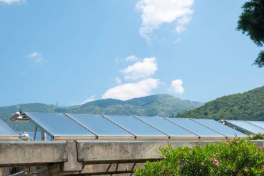 Karadağ 'da otoparkın çatısındaki güneş panelleri. Sürdürülebilir enerji, elektrik üretimi. Yenilenebilir yeşil enerji verimli fotovoltaik güneş pillerini koruyor. Ekoloji ve sürdürülebilirlik kavramı