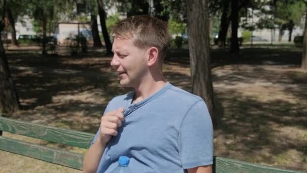 南欧遭受热浪Cerberus的人白种人男性坐在户外喝水以降温解渴 疲惫不堪的过热男人 — 图库视频影像