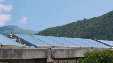 Karadağ 'da otoparkın çatısındaki güneş panelleri. Sürdürülebilir enerji, elektrik üretimi. Yenilenebilir yeşil enerji verimli fotovoltaik güneş pillerini koruyor. Ekoloji ve sürdürülebilirlik kavramı