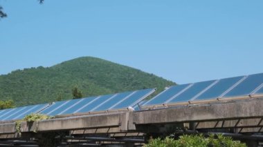 Karadağ 'da otoparkın çatısındaki güneş panelleri. Yenilenebilir temiz yeşil enerji verimli fotovoltaik güneş pilleri tasarrufu sağlar. Sürdürülebilir enerji, elektrik üretimi. Ekoloji ve sürdürülebilirlik