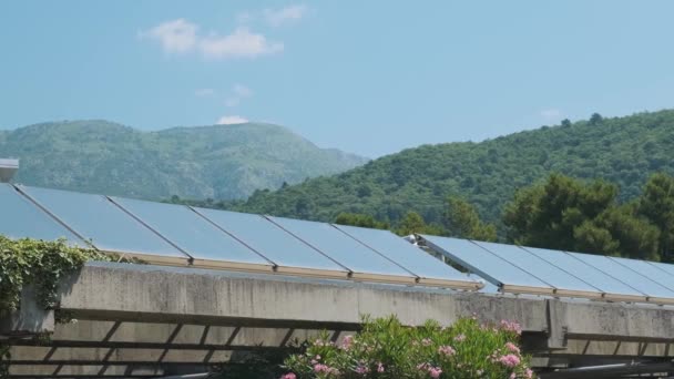 黑山停车场屋顶上的太阳能电池板 可持续能源 可再生绿色节能高效光伏太阳能电池 生态和可持续性概念 — 图库视频影像