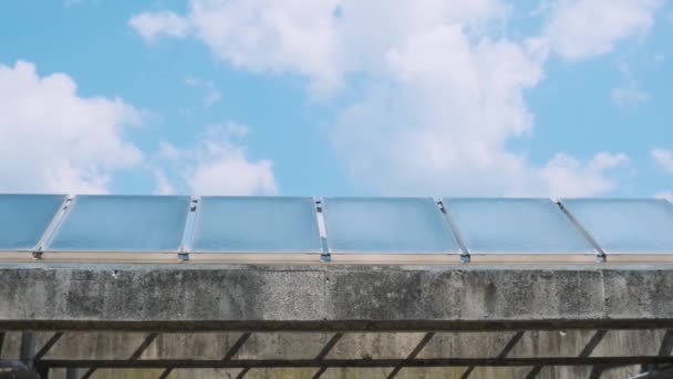 Ηλιακοί Συλλέκτες Στην Οροφή Στάθμευσης Αυτοκινήτων Στο Μαυροβούνιο Ανανεώσιμες Καθαρές — Αρχείο Βίντεο