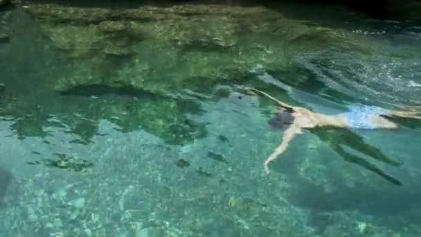 Ember Víz Alatt Úszik Montenegrói Cijevna Hegyi Kanyonban Kristálytiszta Kék — Stock videók