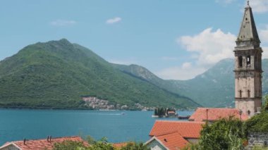 Güneşli bir günde Karadağ 'ın Adriyatik Denizi kıyısındaki Perast kasabasındaki St. George adası ve ortaçağ kilisesi ile Kotor Körfezi' nin hava manzarası. Popüler yaz tatili.