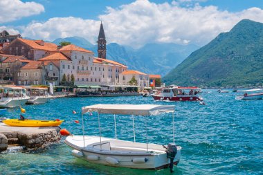 Karadağ 'ın Adriyatik Denizi kıyısındaki Kotor Koyu' ndaki eski Perast kasabası ortaçağ binaları ve tekneleriyle görülüyor. Popüler yaz tatili.