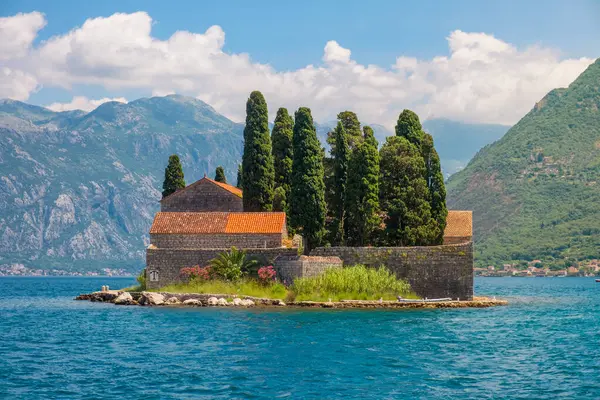 Güneşli bir günde Karadağ 'ın Adriyatik Denizi kıyısındaki Perast kasabası yakınlarındaki Kotor Körfezi' nde ortaçağ manastırına sahip Aziz George adası. Popüler yaz tatili.