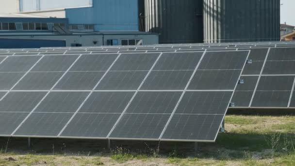 Ηλιακοί Φωτοβολταϊκοί Συλλέκτες Ηλιακό Αγρόκτημα Αλευρόμυλο Στα Τίρανα Της Αλβανίας — Αρχείο Βίντεο