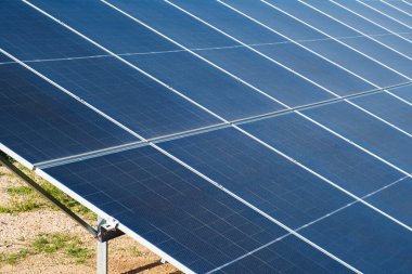 Güneş enerjisi santrali. Güneş çiftliğindeki güneş fotovoltaik panelleri. Sürdürülebilir enerji, elektrik üretimi, karbonlaştırma, yenilenebilir yeşil enerji. Ekoloji ve sürdürülebilirlik kavramı