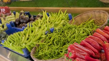 Sokak gıda pazarındaki tezgahta biber sebze çeşitleri. Çiftçilik ve tarım kavramı. Vejetaryen ve vejetaryen yemekleri.