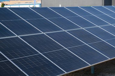 Güneş enerjisi santrali. Güneş çiftliğindeki güneş fotovoltaik panelleri. Sürdürülebilir enerji, elektrik üretimi, karbonlaştırma, yenilenebilir yeşil enerji. Ekoloji ve sürdürülebilirlik kavramı