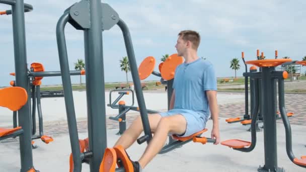 积极参加户外运动的人 年轻男性在街头操场上做腿部肌肉运动 锻炼和生活方式概念 — 图库视频影像