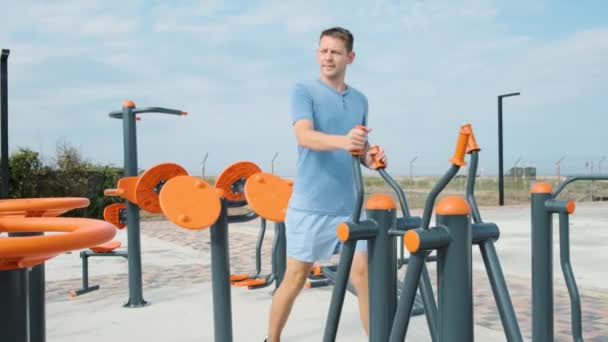 Νεαρό Αρσενικό Κάνει Ασκήσεις Καρδιο Προπόνηση Ελλειπτικό Γυμναστή Ένα Γυμναστήριο — Αρχείο Βίντεο