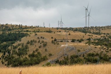 Bosna-Hersek 'in Mostar kentindeki rüzgar santralleri. Yeşil enerji, karbonizasyon, sürdürülebilir enerji kavramı