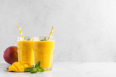 Saman, taze meyve ve naneli bardakta taze sarı mango püresi. Yaz tropik içeceği.