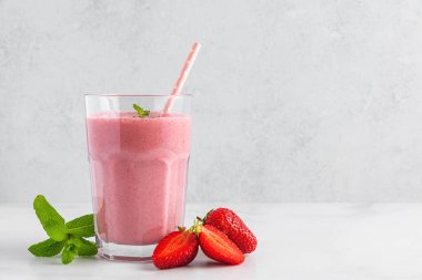 Kamış, taze böğürtlen ve naneli bir bardakta çilekli smoothie. Yaz ferahlatıcı içecek. Sağlıklı diyet yemekleri.