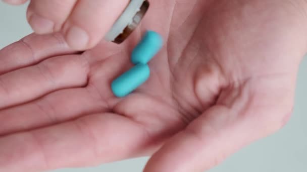 Чоловік Бере Блакитні Таблетки Руки Медична Концепція Ліків Ерекції Лікування — стокове відео
