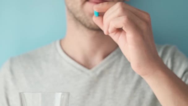 男性の健康のために水のガラスで青い錠剤を飲んでいる 勃起のための薬の医学概念 勃起不全の処置 選択的なフォーカス — ストック動画