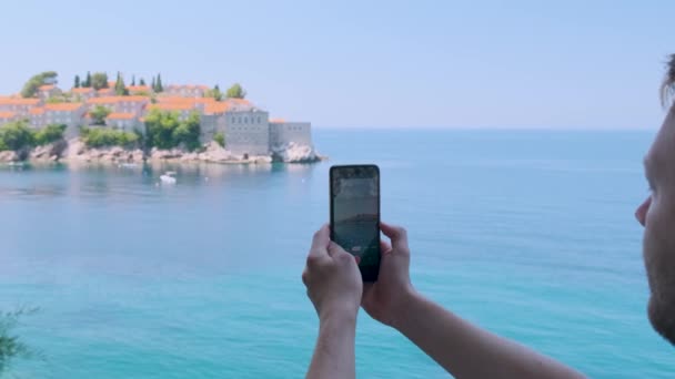 Jovem Tirando Fotos Cidade Velha Sveti Stefan Mar Adriático Montenegro — Vídeo de Stock