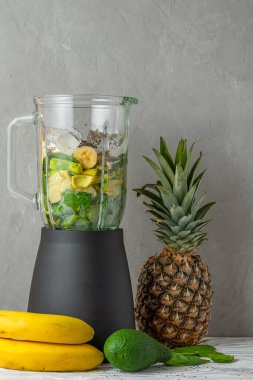 Sağlıklı detoks smoothie, taze meyve, ıspanak, avokado ve diyet içeceği yapmak için chia tohumu karışımı. Dikey yönelim