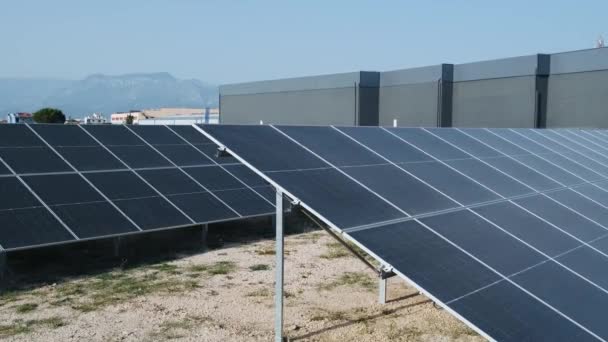 Ηλιακοί Φωτοβολταϊκοί Συλλέκτες Ηλιακό Αγρόκτημα Στα Τίρανα Της Αλβανίας Βιώσιμη — Αρχείο Βίντεο