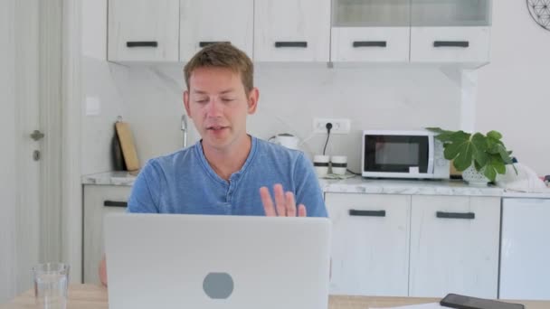 Jonge Aantrekkelijke Man Werkt Laptop Online Thuis Videogesprek Online Vergadering — Stockvideo