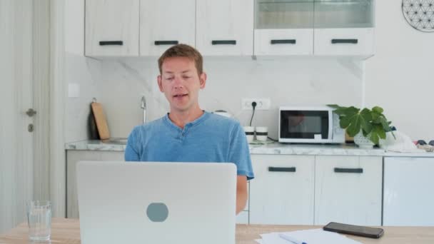 작품에 남자는 집에서 노트북에서 온라인으로 작업을위한 컴퓨터를 사용하여 만족스러운 프리랜서 — 비디오
