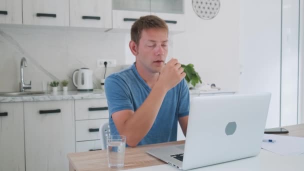 Втомлений Виснажений Чоловік Фрілансер Який Працює Вдома Ноутбуці Перевантажений Потребує — стокове відео