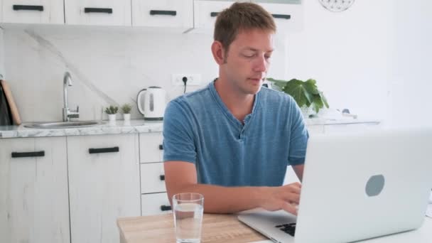 Jonge Aantrekkelijke Man Werkt Laptop Online Thuis Met Behulp Van — Stockvideo