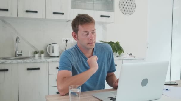 Vermoeide Uitgeputte Man Freelancer Die Thuis Laptop Werkt Overwerkt Rust — Stockvideo