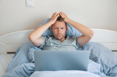 Yakışıklı, sabahları yatakta üzgün bir ifadeyle bilgisayardan haber okuyan etkileyici bir adam. Adam bilgisayardan kötü haberleri izlerken hayrete düştü. Kafasını kaldırdı ve ekrana baktı..