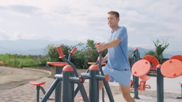 Νεαρό Αρσενικό Κάνει Ασκήσεις Καρδιο Προπόνηση Ελλειπτικό Γυμναστή Ένα Γυμναστήριο — Αρχείο Βίντεο