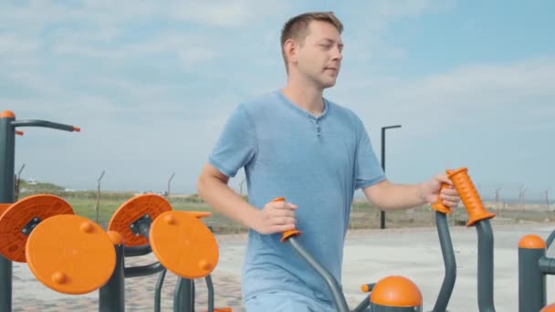 체육관에서 타원형 트레이너에 운동을 체육관에서 활동적인 피트니스 스포츠 라이프 스타일 — 비디오